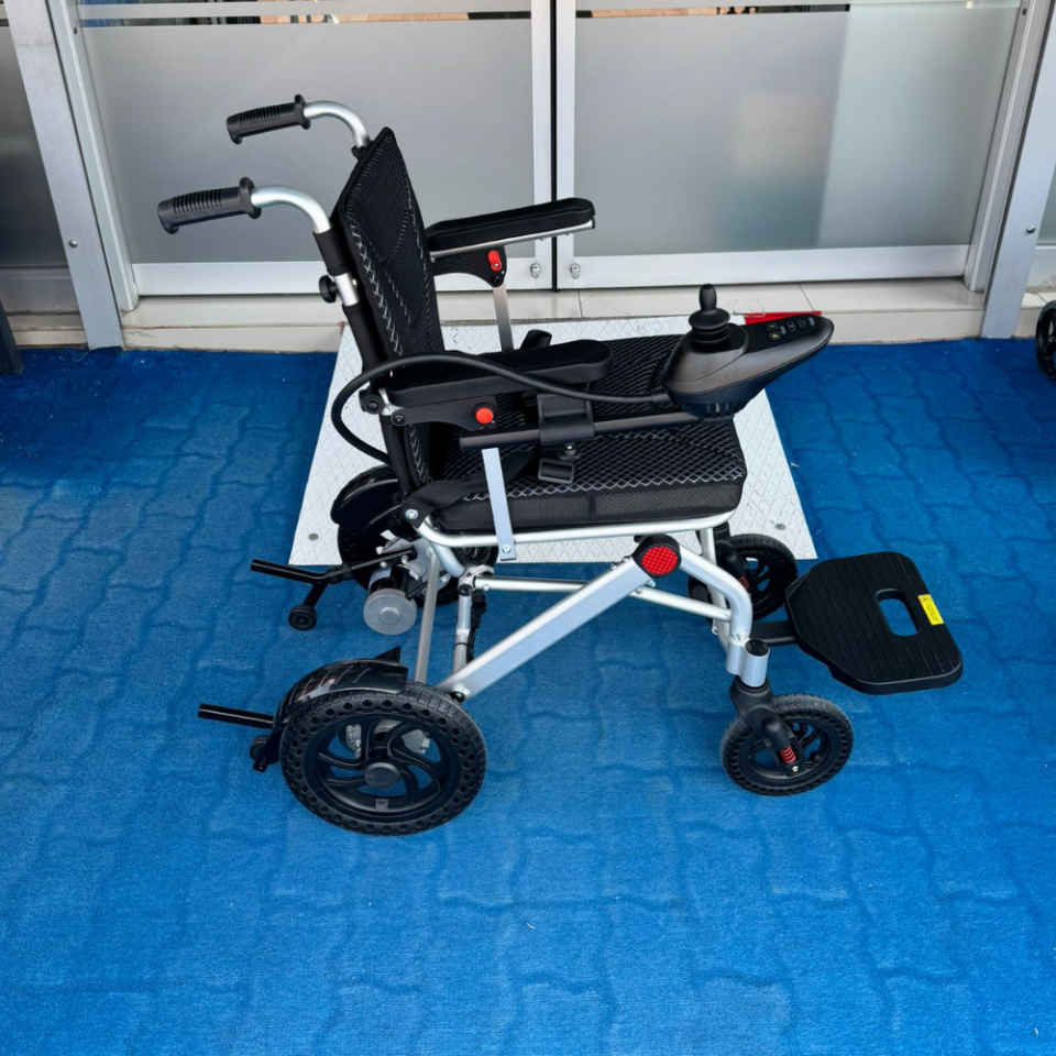 BME1030 Lityum Pilli Akülü Hafif Tekerlekli Sandalye