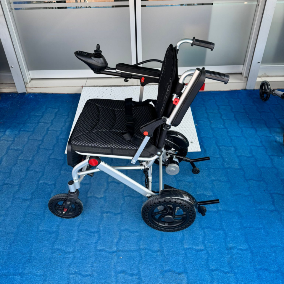 BME1030 Lityum Pilli Akülü Hafif Tekerlekli Sandalye